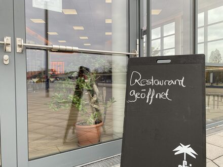 Der Eingang des KoKu mit einem Schild "Restaurant geöffnet"