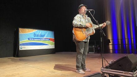 Björn Heuser mit seiner Gitarre auf der Bühne