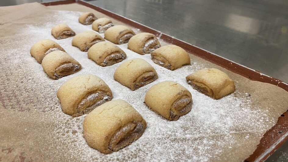 Die Marzipankissen mit Puderzucker auf einem Backblech