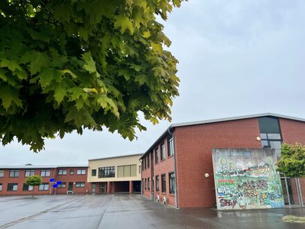 Der Schulhof und das Hauptgebäude der Bürgewaldschule