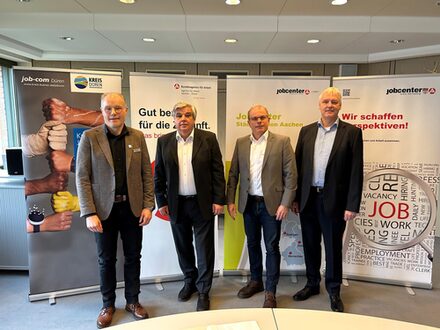 Gruppenfoto der Leiter der Jobcenter und der Agentur für Arbeit