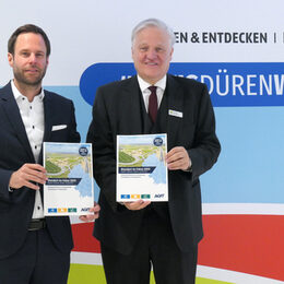 Sven Pennings (Agit) und Landrat Wolfgang Spelthahn bei der Übergabe des Berichts "Standort im Fokus 2023".