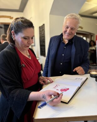 Anna R trägt sich ins Goldene Buch ein