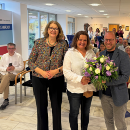 Gruppenbild mit Blumenstrauß