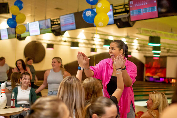 Die Nachwuchskräfte auf der Bowlingbahn klatschen sich ab.