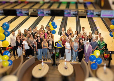 Gruppenbild der Nachwuchskräfte vor der Bowlingbahn