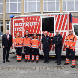 Gruppenbild vor dem Rettungswagen