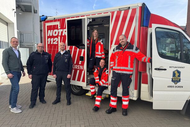 Gruppenbild vor dem Rettungswagen