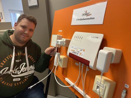 Jens Stahnke an einem Modell von Anschlüssen.