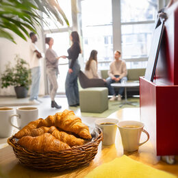 Croissants im Vordergrund, hinten Bewerber