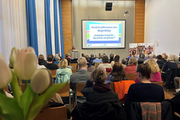 Bürgerdialog - Publikum von hinten mit Blick auf eine Präsentation