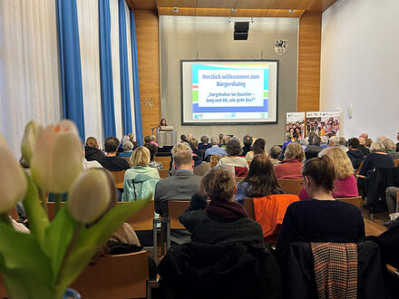 Bürgerdialog - Publikum von hinten mit Blick auf eine Präsentation