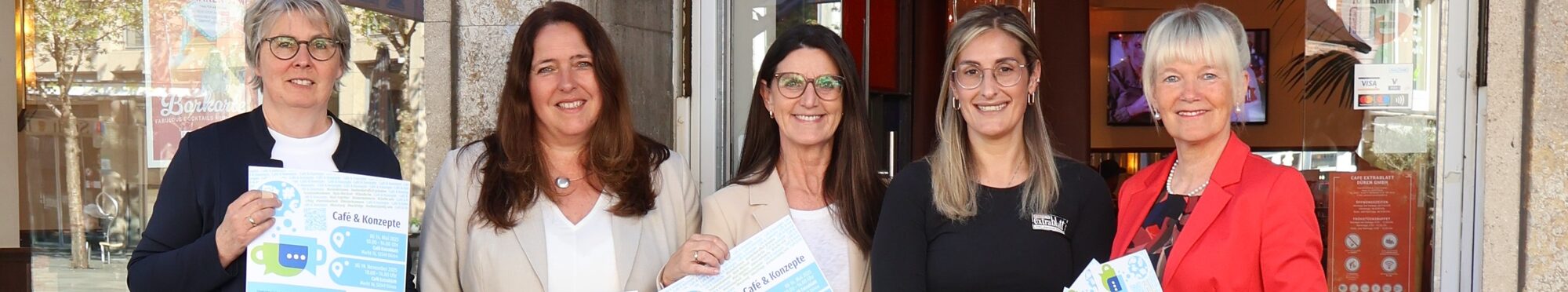 Freuen sich auf gute Gespräche: Birgitt van Megeren, Kompetenzzentrum Frau und Beruf Region Aachen, Birgit Müller-Langohr und Elke Mehl, Wirtschaftsförderung Kreis Düren ,Desirée Campisi, Café Extrablatt und Andrea Hilger, Agentur für Arbeit Aachen-Düren (v.l.). Foto: Arbeitsagentur Aachen-Düren