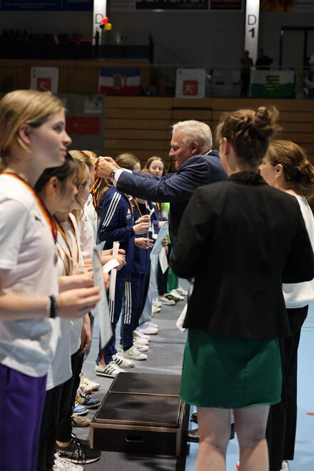 Landrat Wolfgang Spelthahn ehrt die Mannschaftssieger der Deutschen Meisterschaft im Fechten U13.