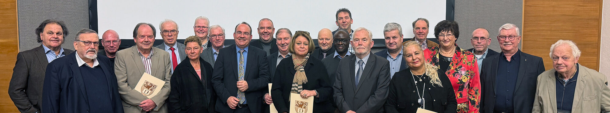 Im Rahmen einer kleiner Feier wurden verdiente  Kreistagsmitglieder aufgrund ihres Engagements für die Bürgerinnen und Bürger von Landrat Dr. Ralf Nolten geehrt