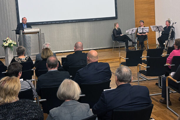 Im Rahmen einer kleiner Feier wurden verdiente  Kreistagsmitglieder aufgrund ihres Engagements für die Bürgerinnen und Bürger von Landrat Dr. Ralf Nolten geehrt