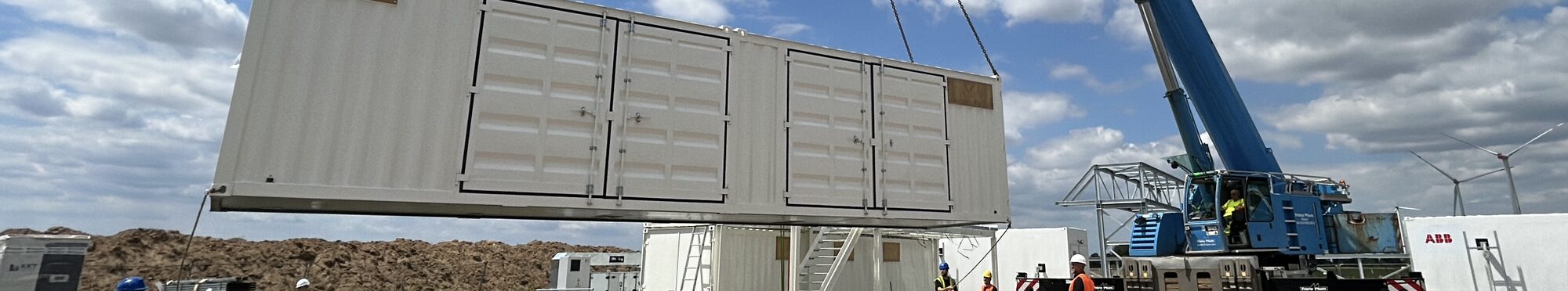 Eletrolyseur auf der Baustelle wird vom Kran gehoben