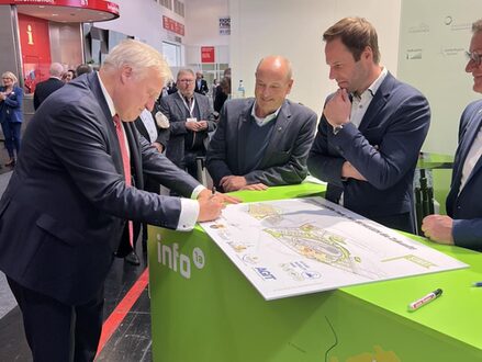 Landrat Wolfgang Spelthahn unterschreibt den "Letter of Intent" zum neuen Gewerbegebiet "Future Mobility Park" bei Aldenhoven