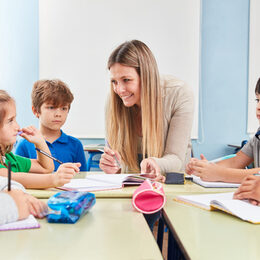 Eine Lehrerin bei ihrer Arbeit mit Kindern.