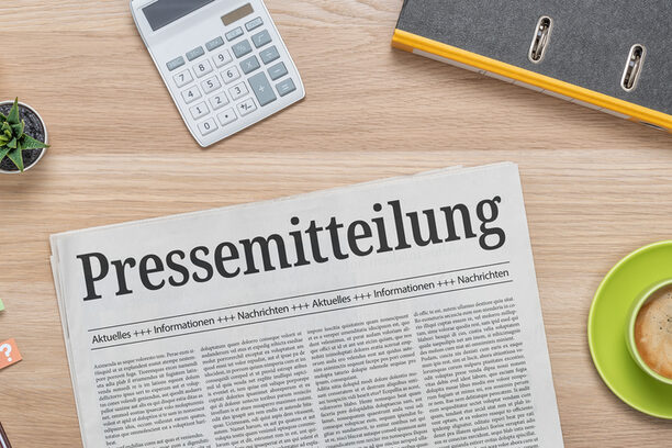 Zeitung mit der Headline Pressemitteilung