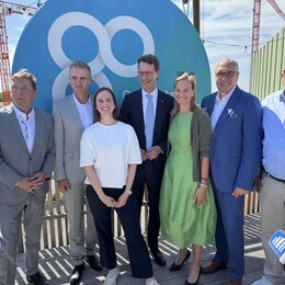 Gruppenbild vor dem Grundstein