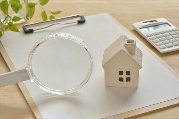 Magnifying glass and house