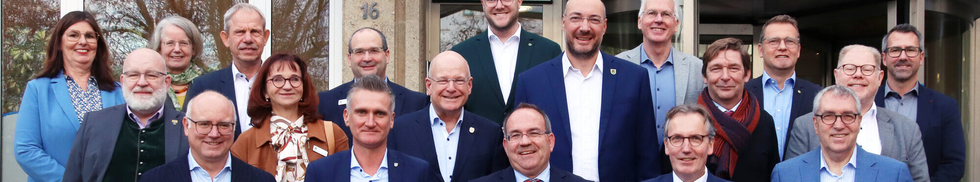 Erstes Treffen der Bürgermeister mit Landrat Dr. Ralf Nolten (vorne Mitte) und den Dezernentinnen und Dezernenten des Kreises Düren.