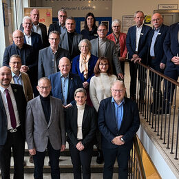 Das Bild zeigt die 15 Bürgermeister und die Spitze der Kreisverwaltung auf einer Treppe im Innern des Kreishauses