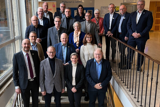 Das Bild zeigt die 15 Bürgermeister und die Spitze der Kreisverwaltung auf einer Treppe im Innern des Kreishauses