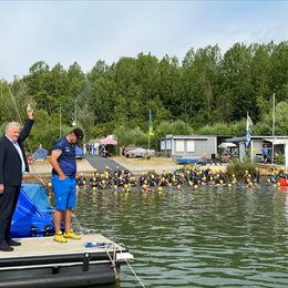 Traditionell gibt Landrat Wolfgang Spelthahn den Startschuss beim indeland-Triathlon ab. Im Juni ist es wieder soweit.