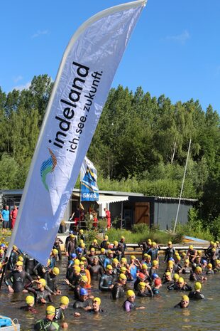 Teilnehmer des indeland-Triathlons im Blausteinsee.