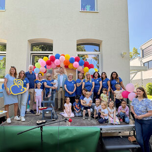Große Freude und viele Gäste beim Jubiläumsfest der Kita Villa Sonnenschein in Kreuzau-Obermaubach. Foto: Kreis Düren