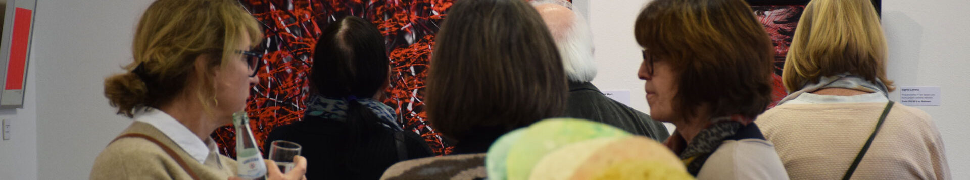 Besucher der Jahresgabenausstellung schauen sich die Werke an.