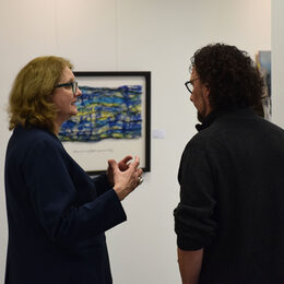 Direktorin der Kunstakademie Heimbach, Luzia Schlösser (l.), im Gespräch bei der Eröffnung der Jahresgaben.