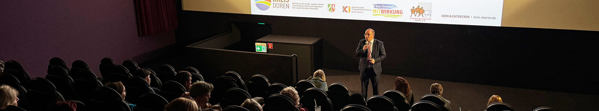 Landrat Dr. Ralf Nolten bedankte sich bei den vielen Ehrenamtlerinnen und Ehrenamtlern im Lumen-Kino in Düren für ihr ehrenamtliches Engagement.
