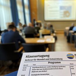 Programm im Vordergrund, Plenum im Hintergrund