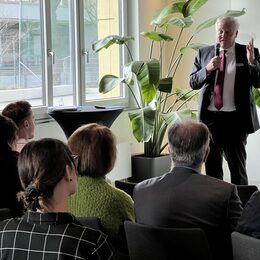 Landrat Wolfgang SPelthahn vor dem Plenum