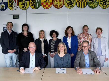 Gruppenbild der Beteiligten bei der Unterzeichnung