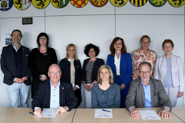 Gruppenbild bei der Unterzeichnung