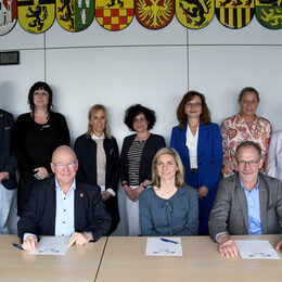 Gruppenbild bei der Unterzeichnung