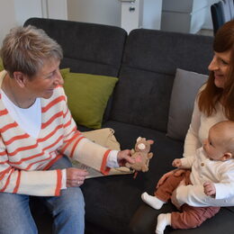 Gisela Döring (l.) ist seit 2022 ehrenamtlich für den Babybegrüßungsdienst des Kreises Düren tätig.