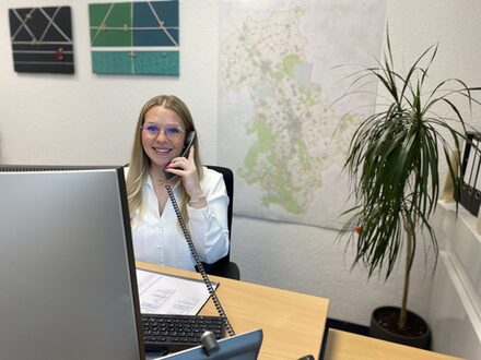 Auszubildende am Schreibtisch