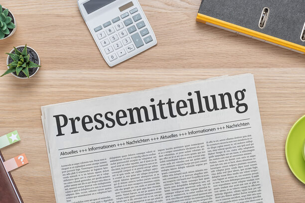 Zeitung mit der Headline Pressemitteilung