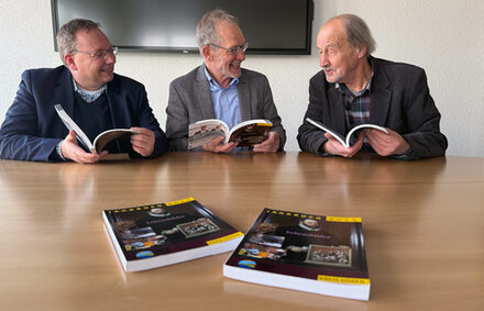 Am Schreibtisch: NRW-Landesbeauftragter Ferdinand Aßhoff (Mitte), Bernd Hahne (rechts) und Guido von Büren stellen das neue Kreisjahrbuch vor.