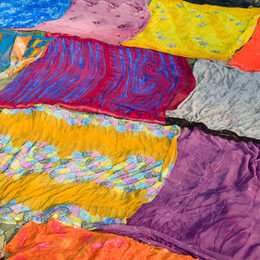 Bunte Tücher die das Thema Patchwork Familien zeigen soll.
