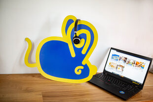 Kreismaus mit Headset und Laptop
