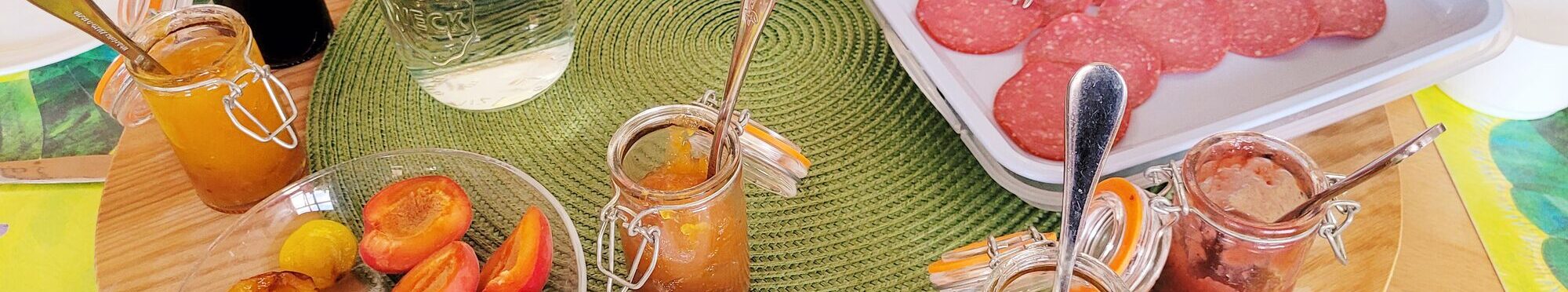 Tisch mit Frühstück in der Kita