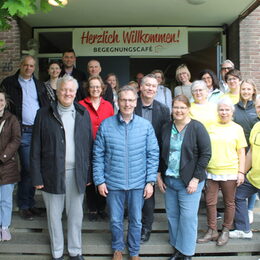 Gruppenbild vor dem Begegnungscafé