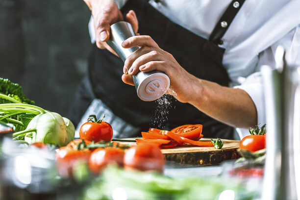 Chefkoch in der Küche mit Frischem Gemüse(Tomaten)