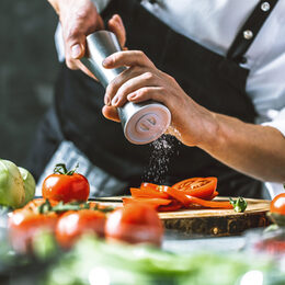 Chefkoch in der Küche mit Frischem Gemüse(Tomaten)